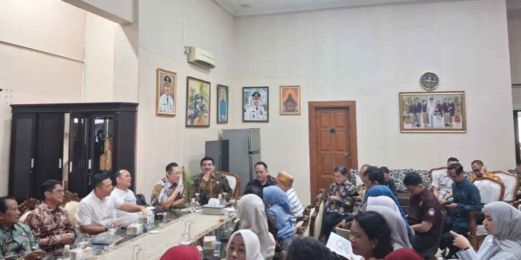 Pertemuan Tertutup Wali Kota Cirebon dengan Pimpinan DPRD Bahas Isu Sosial 6 Pertemuan Tertutup Wali Kota Cirebon Dengan Pimpinan Dprd Bahas Isu Sosial