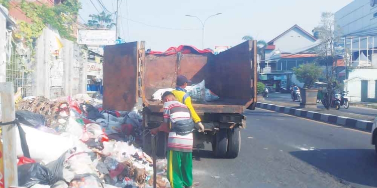 DLH Kabupaten Cirebon Bersihkan Sampah Liar 6 Dlh Kabupaten Cirebon Bersihkan Sampah Liar