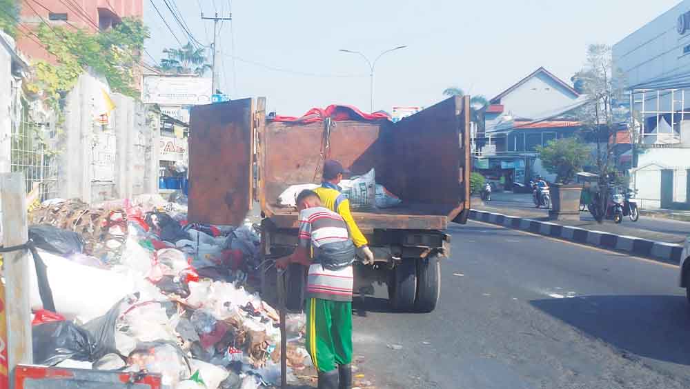 DLH Kabupaten Cirebon Bersihkan Sampah Liar 1 Dlh Kabupaten Cirebon Bersihkan Sampah Liar
