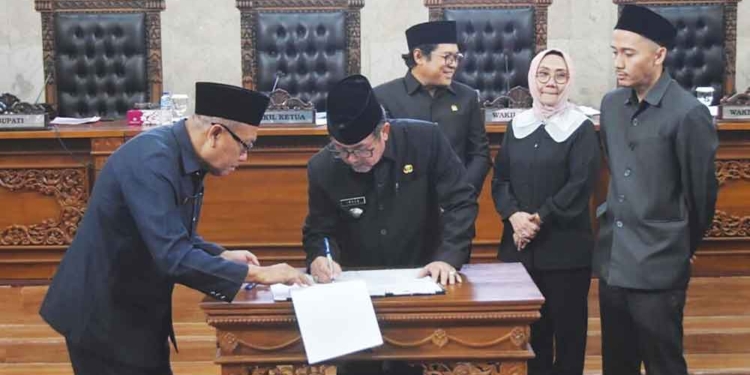 DPRD Kabupaten Cirebon Sepakati Raperda Pertanggungjawaban APBD 2025 6 Dprd Kabupaten Cirebon Sepakati Raperda Pertanggungjawaban Apbd 2025