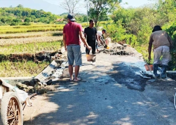 Beri Contoh Nyata Untuk Generasi Muda, Seorang Warga Sampiran Cirebon Perbaiki Fasum Dari Kantong Pribadi