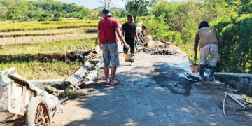 Beri Contoh Nyata untuk Generasi Muda, Seorang Warga Sampiran Cirebon Perbaiki Fasum dari Kantong Pribadi 8 Beri Contoh Nyata Untuk Generasi Muda, Seorang Warga Sampiran Cirebon Perbaiki Fasum Dari Kantong Pribadi
