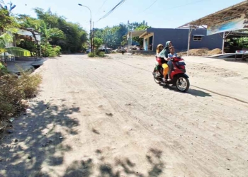 Jalan Kalilunyu Argasunya Cirebon Rusak Parah dan Berdebu 1 Jalan Kalilunyu Argasunya Cirebon Rusak Parah Dan Berdebu