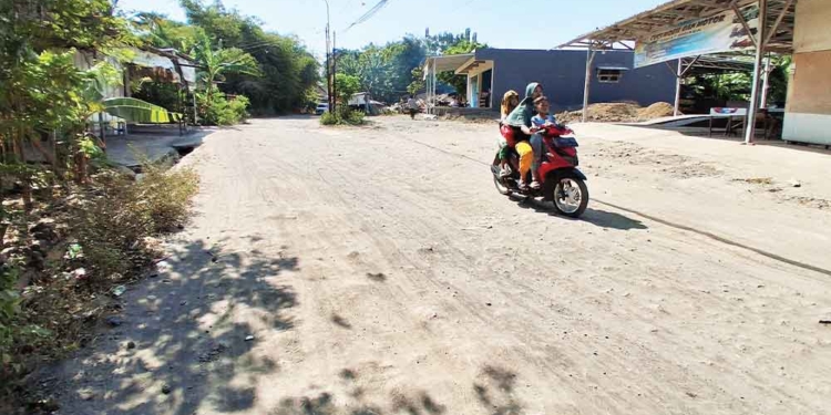 Jalan Kalilunyu Argasunya Cirebon Rusak Parah dan Berdebu 6 Jalan Kalilunyu Argasunya Cirebon Rusak Parah Dan Berdebu