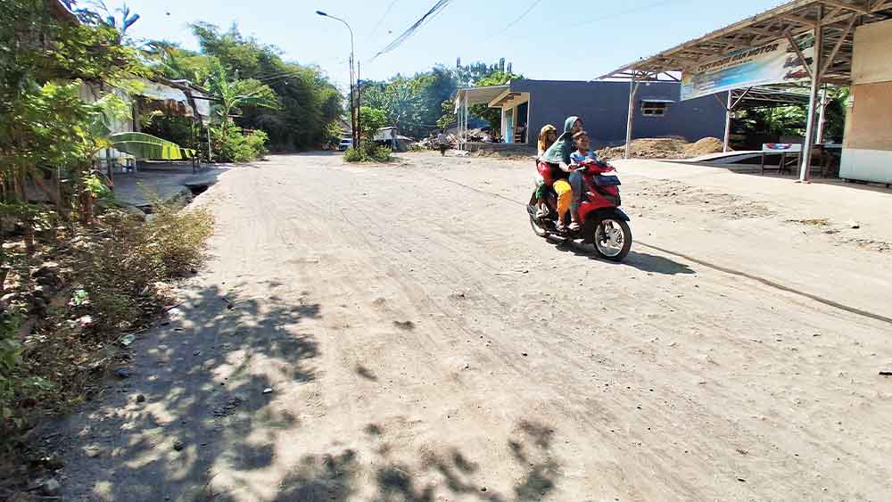 Jalan Kalilunyu Argasunya Cirebon Rusak Parah dan Berdebu 1 Jalan Kalilunyu Argasunya Cirebon Rusak Parah Dan Berdebu