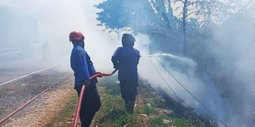 Kebakaran Lahan Kosong di Arjawinangun Cirebon Diduga Ulah Oknum Bakar Sampah 8 Kebakaran Lahan Kosong Di Arjawinangun Cirebon Diduga Ulah Oknum Bakar Sampah