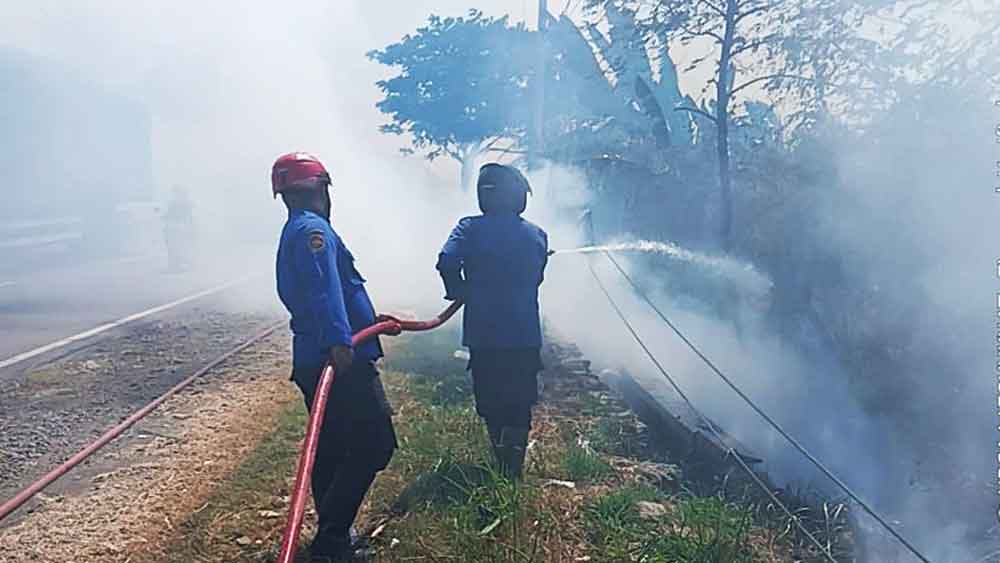 Kebakaran Lahan Kosong di Arjawinangun Cirebon Diduga Ulah Oknum Bakar Sampah 1 Kebakaran Lahan Kosong Di Arjawinangun Cirebon Diduga Ulah Oknum Bakar Sampah