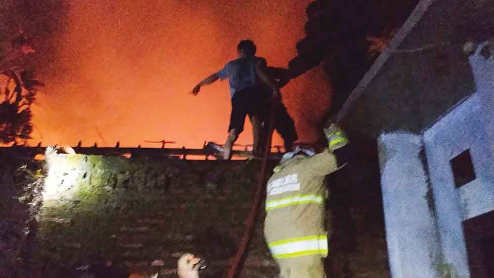 Kebakaran Rumah di Cirebon, Pemilik Tertidur Diselamatkan Warga 1 Kebakaran Rumah Di Cirebon, Pemilik Tertidur Diselamatkan Warga