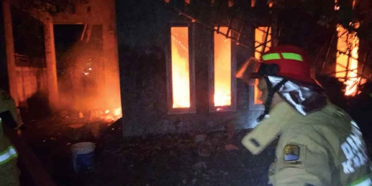 Kemarau Kebakaran Meningkat, Personel dan Armada Disdamkarmat Kabupaten Cirebon Terbatas 6 Kemarau Kebakaran Meningkat, Personel Dan Armada Disdamkarmat Kabupaten Cirebon Terbatas