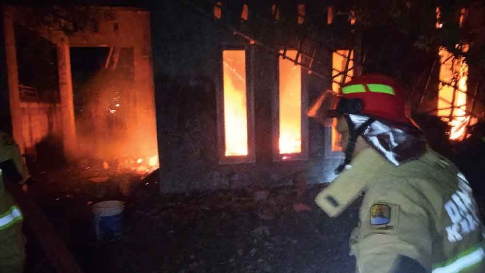 Kemarau Kebakaran Meningkat, Personel dan Armada Disdamkarmat Kabupaten Cirebon Terbatas 1 Kemarau Kebakaran Meningkat, Personel Dan Armada Disdamkarmat Kabupaten Cirebon Terbatas