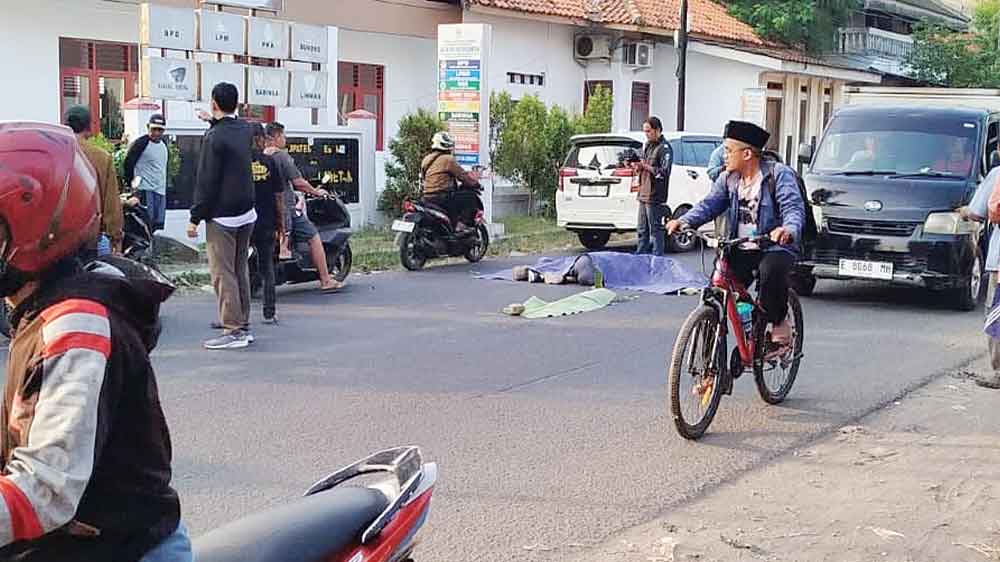 Kecelakaan di Cirebon, Salip Bus Pemotor Tewas Terlindas 1 Kecelakaan Di Cirebon, Salip Bus Pemotor Tewas Terlindas