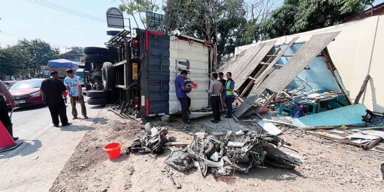 Kecelakaan Di Cirebon, Truk Tabrak Warung Di Gronggong, Ibu Dan Balita Meninggal