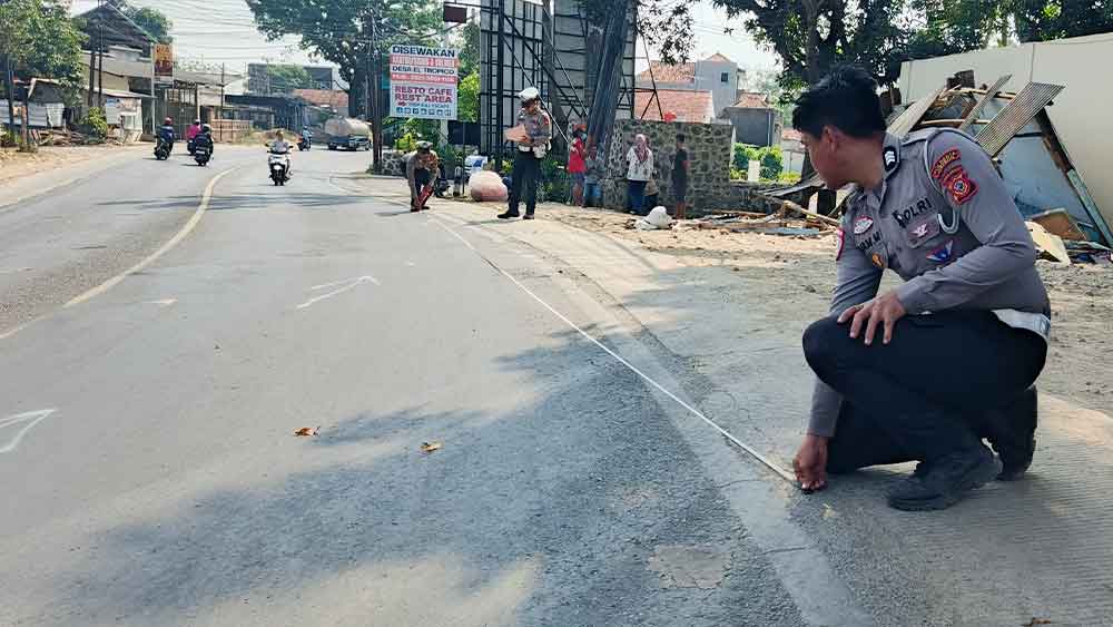 Truk Sudah Kehilangan Kendali 120 Meter Sebelum TKP Kecelakaan di Gronggong Cirebon 1 Truk Sudah Kehilangan Kendali 120 Meter Sebelum Tkp Kecelakaan Di Gronggong Cirebon