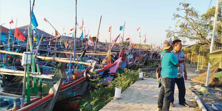 Nelayan Citemu Cirebon Tepikan Perahu, Hasil Tangkapan Anjlok Tak Sebanding dengan Biaya Melaut 8 Nelayan Citemu Cirebon Tepikan Perahu, Hasil Tangkapan Anjlok Tak Sebanding Dengan Biaya Melaut