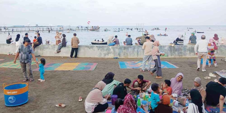 Libur Sekolah, Pantai Kejawanan Cirebon Ungguli Keraton Dan Lokasi Wisata Lain