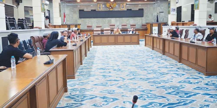 PKL Kesambi Cirebon Terancam Digusur, Temui Dewan Desak Audiensi dengan Wali Kota 6 Pkl Kesambi Cirebon Terancam Digusur, Temui Dewan Desak Audiensi Dengan Wali Kota