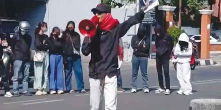 Besaran Tunjungan DPRD Kota Cirebon Tak Cerminkan Rasa Keadilan, Massa Desak Bubarkan Satgas Pajak 6 Besaran Tunjungan Dprd Kota Cirebon Tak Cerminkan Rasa Keadilan, Massa Desak Bubarkan Satgas Pajak