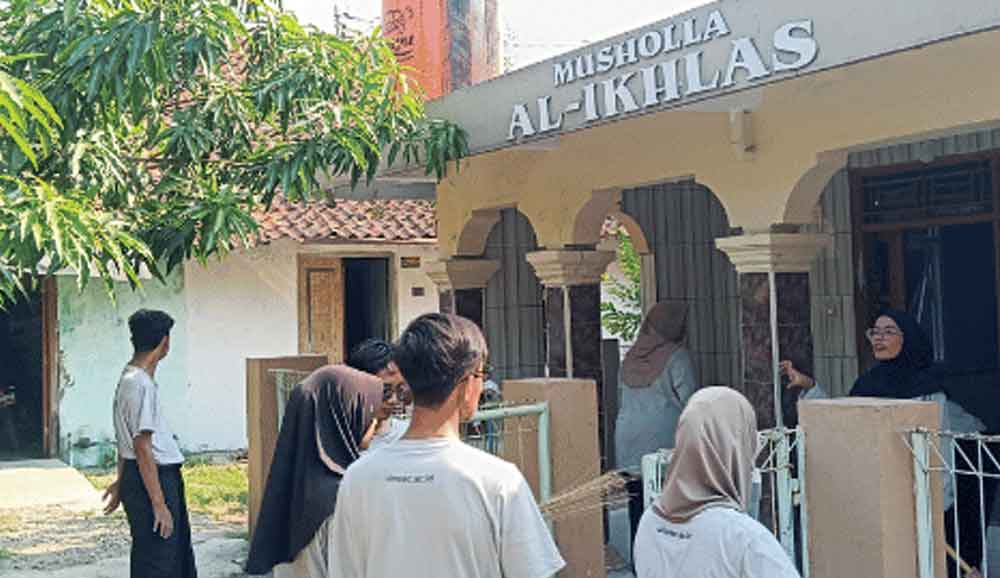 Mahasiswa KKN UIN Siber Cirebon Bersihkan Musala di Desa Barisan 1 Mahasiswa Kkn Uin Siber Cirebon Bersihkan Musala Di Desa Barisan