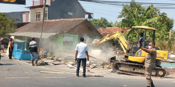 Perhutani Tertibkan Sembilan Bangunan di Ciledug Cirebon 7 Perhutani Tertibkan Sembilan Bangunan Di Ciledug Cirebon