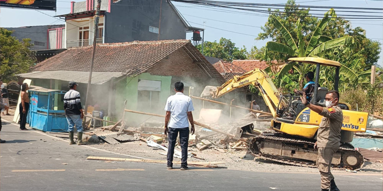 Perhutani Tertibkan Sembilan Bangunan Di Ciledug Cirebon