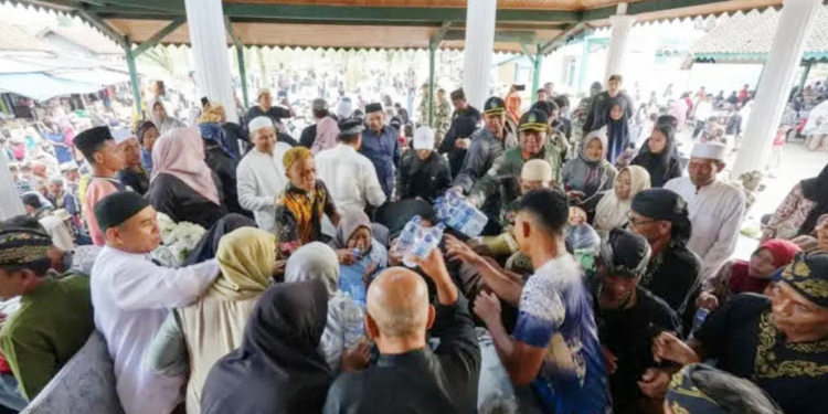Siraman Panjang Keraton Kasepuhan Cirebon, Tradisi Berusia 6 Abad 6 Suasana Siraman Panjang Keraton Kasepuhan
