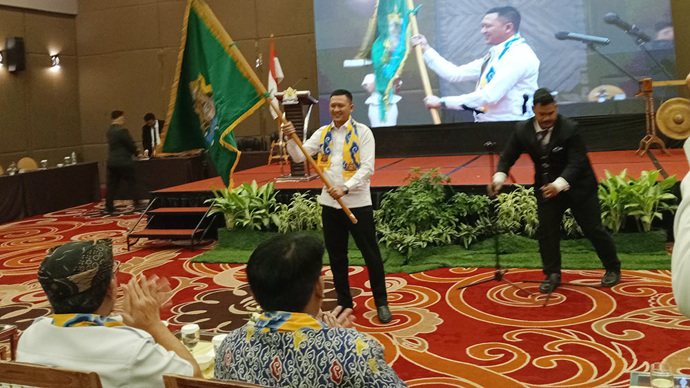 Terpilih Aklamasi, Arie Prasetiyo Pimpin Kadin Kabupaten Cirebon 1 Arie Prasetiyo Terpilih Secara Aklamasi Sebagai Ketua Kadin Kabupaten Cirebon Periode 2026-2031.