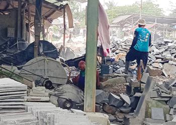 Perajin Batu Alam Cirebon