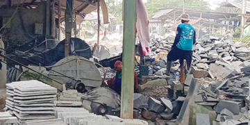 Perajin Batu Alam Cirebon