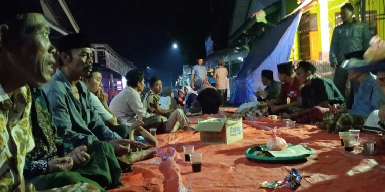 Jelang Peringatan Kemerdekaan RI, Lantunan Tahlil Menggema di Desa Prajawinangun Cirebon 6 Jelang Peringatan Kemerdekaan Ri, Lantunan Tahlil Menggema Di Desa Prajawinangun Cirebon