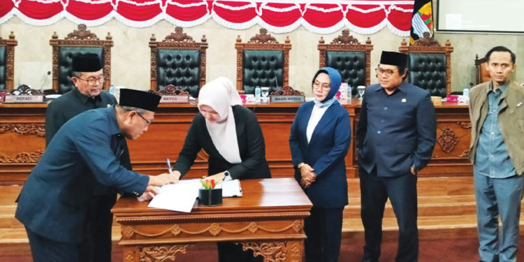 DPRD Kabupaten Cirebon dan Bupati Sepakati KUA-PPAS 2027 6 Dprd Kabupaten Cirebon Dan Bupati Sepakati Kua-Ppas 2027
