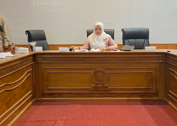 Dana Desa Hulubanteng Diblokir, Ketua DPRD Kabupaten Cirebon Rekomendasikan Riksus 1 Ketua Dprd Kabupaten Cirebon, Sophi Zulfia Saat Audiensi Bersama Masyarakat Desa Hulubanteng, Dpmpd, Serta Kuwu Hulubanteng, Jumat, 21 Agustus 2026.