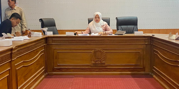 Ketua Dprd Kabupaten Cirebon, Sophi Zulfia Saat Audiensi Bersama Masyarakat Desa Hulubanteng, Dpmpd, Serta Kuwu Hulubanteng, Jumat, 21 Agustus 2026.