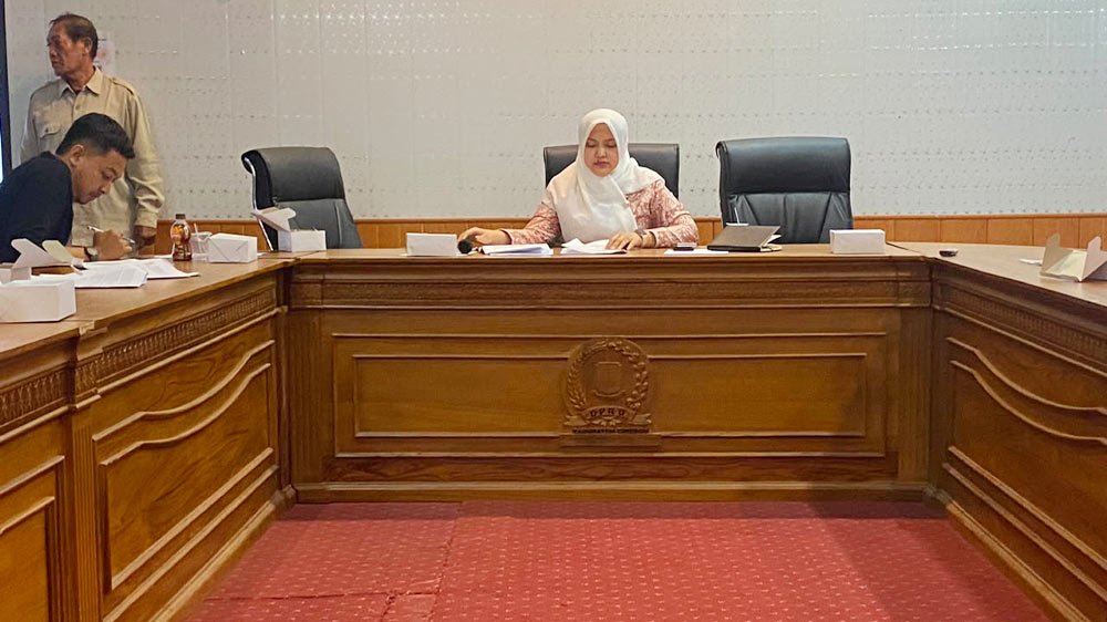 Dana Desa Hulubanteng Diblokir, Ketua DPRD Kabupaten Cirebon Rekomendasikan Riksus 1 Ketua Dprd Kabupaten Cirebon, Sophi Zulfia Saat Audiensi Bersama Masyarakat Desa Hulubanteng, Dpmpd, Serta Kuwu Hulubanteng, Jumat, 21 Agustus 2026.