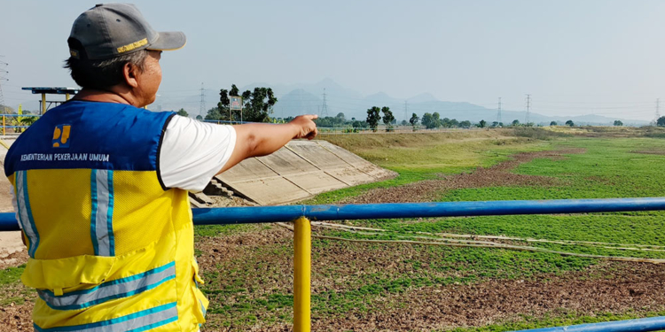 Embung Geyongan Cirebon Mengering, Puluhan Hektare Sawah Krisis Air 6 Embung Geyongan Cirebon Mengering, Puluhan Hektare Sawah Krisis Air