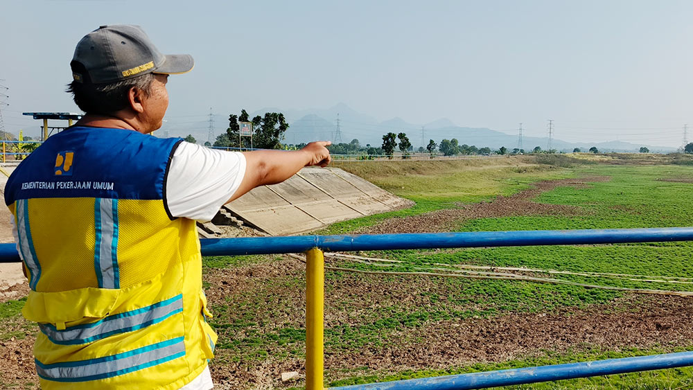 Embung Geyongan Cirebon Mengering, Puluhan Hektare Sawah Krisis Air 1 Embung Geyongan Cirebon Mengering, Puluhan Hektare Sawah Krisis Air
