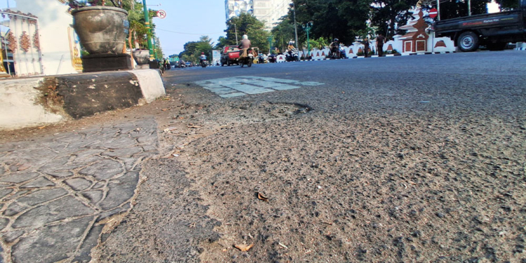 Puluhan Lubang di Jalan Siliwangi Cirebon Ancam Keselamatan Pengendara 6 Jalan Berlubang Di Cirebon