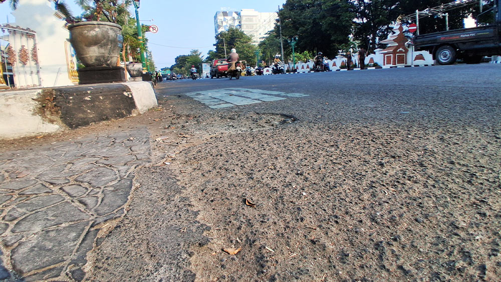 Puluhan Lubang di Jalan Siliwangi Cirebon Ancam Keselamatan Pengendara 1 Jalan Berlubang Di Cirebon