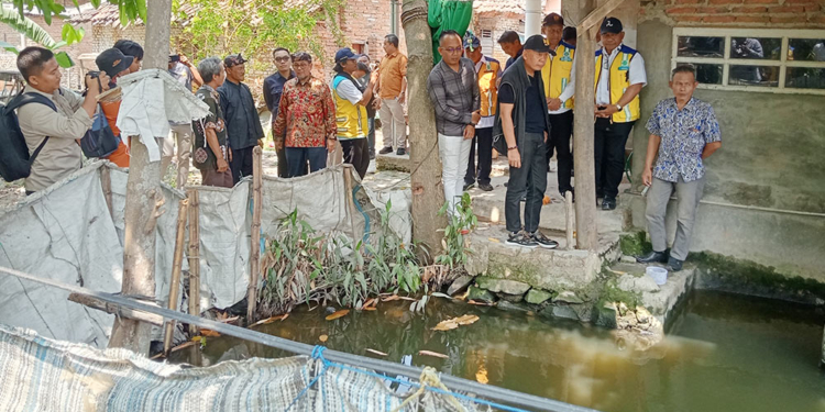 Krisis Air Bersih Desa Slangit, Kecamatan Klangenan, Kabupaten Cirebon.
