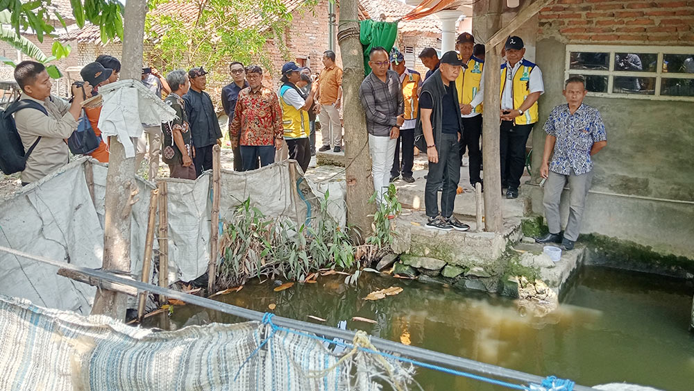 Desa Slangit Cirebon Krisis Air Bersih Puluhan Tahun, Solusi Permanen Disiapkan 1 Krisis Air Bersih Desa Slangit, Kecamatan Klangenan, Kabupaten Cirebon.
