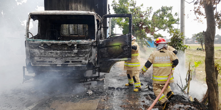 Mesin Korslet, Mobil Box Terbakar di Beber Cirebon 6 Mesin Korslet, Mobil Box Terbakar Di Beber Cirebon