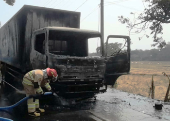 Mobil Box Bermuatan Minuman Terbakar Di Jalan Cirebon-Kuningan