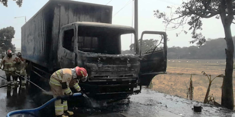 Mobil Box Bermuatan Minuman Terbakar di Jalan Cirebon-Kuningan 8 Mobil Box Bermuatan Minuman Terbakar Di Jalan Cirebon-Kuningan