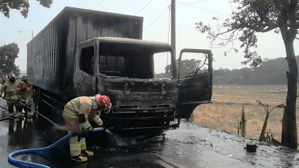 Mobil Box Bermuatan Minuman Terbakar di Jalan Cirebon-Kuningan 1 Mobil Box Bermuatan Minuman Terbakar Di Jalan Cirebon-Kuningan