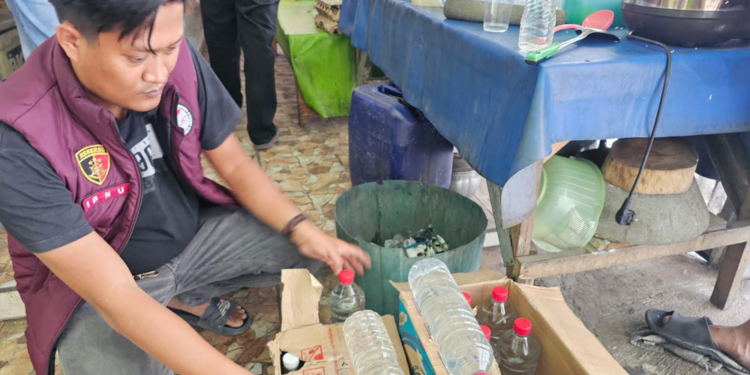 3 Hari Operasi di Cirebon, Polisi Sita 647 Botol Miras dari 11 Pedagang 6 Anggota Reserse Narkoba Polresta Cirebon Menunjukan Saat Sejumlah Botol Miras Yang Diamankan Saat Menggelar Operasi.