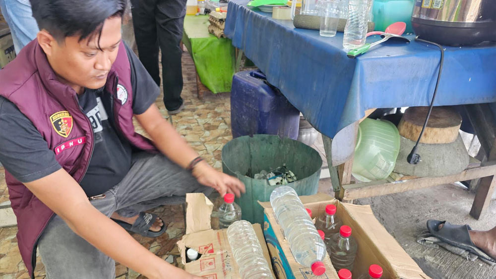 3 Hari Operasi di Cirebon, Polisi Sita 647 Botol Miras dari 11 Pedagang 1 Anggota Reserse Narkoba Polresta Cirebon Menunjukan Saat Sejumlah Botol Miras Yang Diamankan Saat Menggelar Operasi.