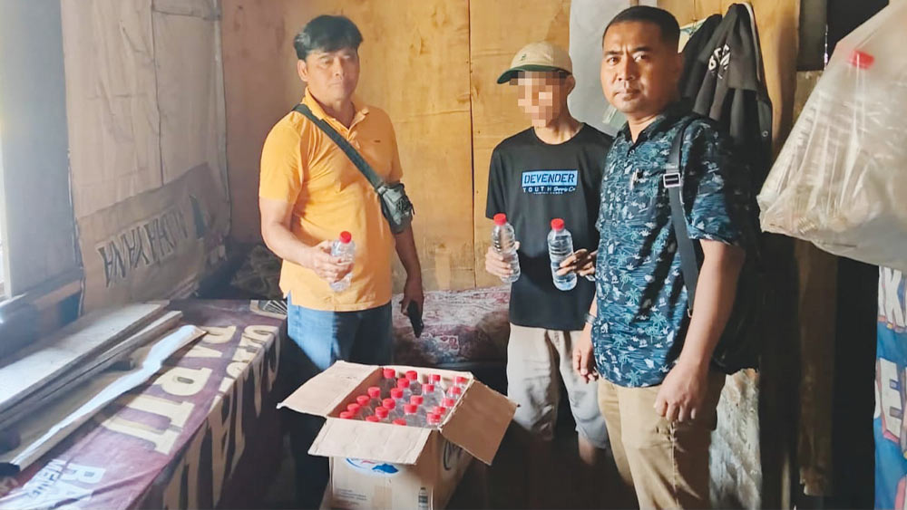 Operasi di Cirebon, Ratusan Botol Miras Ilegal Disita 1 Operasi Di Cirebon, Ratusan Botol Miras Ilegal Disita