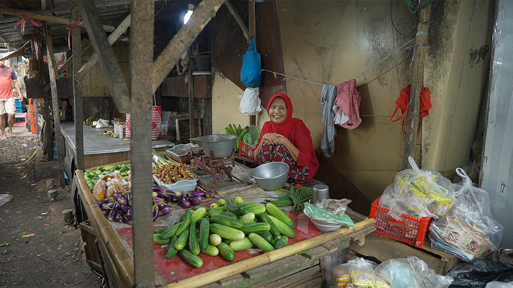 Disperdagin Kabupaten Cirebon Dorong MBG Belanja Bahan Pangan di Pasar Tradisional 1 Pedagang Pasar Tradisional Di Cirebon