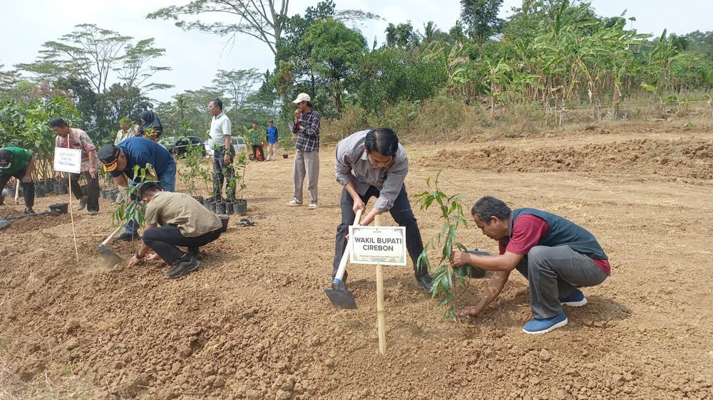 Pemkab Cirebon Cegah Banjir dari Kawasan Hulu Sumber 1 Wabup Cirebon, H Agus Kurniawan Budiman Menanam Pohon
