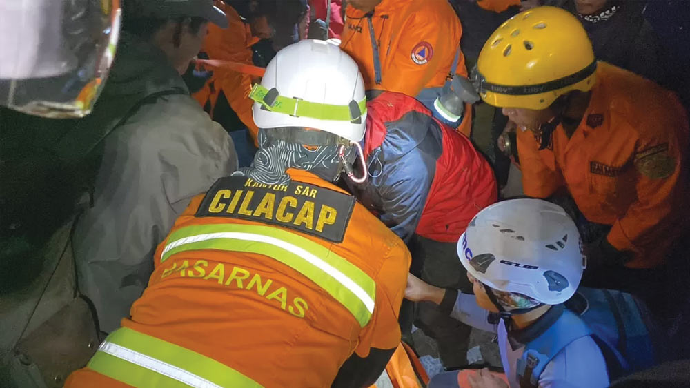 Pendaki 16 Tahun Jatuh ke Kawah Gunung Slamet, Jenazah Berhasil Dievakuasi 1 Pendaki 16 Tahun Jatuh Ke Kawah Gunung Slamet, Jenazah Berhasil Dievakuasi