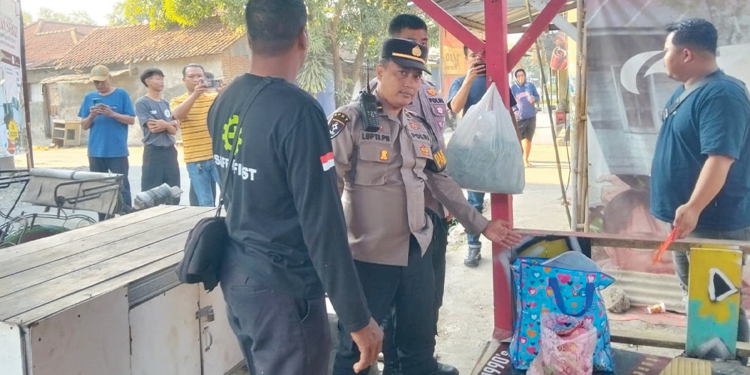Penemuan Bayi di Cirebon, Baru Dilahirkan, Dimasukan Dalam Kantong Biru Bersleting, Ditemukan di Pos Kamling 6 Penemuan Bayi Di Cirebon, Baru Dilahirkan, Dimasukan Dalam Kantong Biru Bersleting, Ditemukan Di Pos Kamling